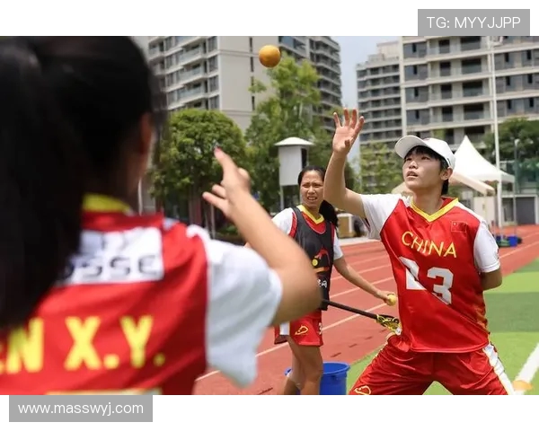 西安网球队的默契配合揭秘：网球场上的团队精神与战术分析